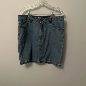Women’s Lee Riders denim skort. Size 16
